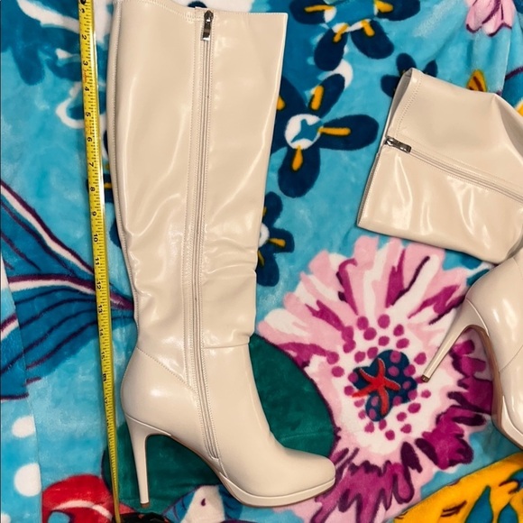 🆕 Cream Heeled Boots with Glossy Finish size 10.5 - Picture 6 of 11